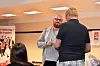 Stian Juell Sandvik (NTL) takker Yngve Hågensen for engasjementet