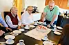 KAKE: - Så god du er til å skjære kake, sa folk. - Ja, jeg er da fagarbeider, svarte Kai-Otto Helmersen.