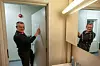 SPEIL IKKE GODKJENT: Litt vask av speilet og vasken så blir det ok på skjemaet. Miljøarbeider Morten Wilhelmsen ler og vet at det blir gjort.