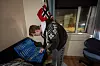 EGET VERKTØY: Fiksing av dør går fort og greit når Patrik Olsen selv har verktøyet som behøves.