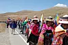 2008: Folket mobiliserer i Bolivia. Bønder, urfolk og arbeidere organiserer seg og demonstrerer. Kvinnene er med i demonstrasjonstoget.