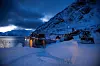 BLÅTIME: Ut fra det 700 meter høye fjellet Nabbaren hentes mineralet nefelinsyenitt. Her mørkner det av dag på Stjernøya, hvor Sibelco Nordic driver gruve.