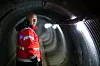 PÅ JOBB: I denne tunnelen kan Øystein Pedersen og de andre ansatte på Stjernøya gå trygt fra messebygget til kontorer, verksted, oppredning og fjell, i tilfelle snøras. Bildet ble tatt da Arbeidsmanden besøkte Sibelco i 2019.