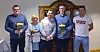MERKER OG DIPLOMER. Fra venstre, Remi Horsgård ( 25 år ) Helene Dalen Andersen (40 år), nestleder Per Henrik Aanes ( Sandnessjøen Elektroforening), Ingvar Mathisen (25 år) og distriktsleder Kim Haugen.