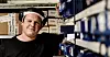 MANGE DELER SMÅ...: Industrimekaniker Daniel Halstvedt har nok å holde fingra i på Maarud når snacksprodusenten kjører maskinene for fullt og skal produsere opp et lite lager før en flere uker lang stans.