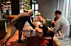 The Hub-direktør André Schreiner ønsker velkommen og serverer kaffe til delegasjonen fra LO.