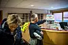 GRØNT SKIFTE? Ikke alle er like for vindkraft. Jørn leser førstesiden i Firda i resepsjonen hos Westcon.
