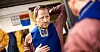 PÅ VAKT: Svenn-Egil Knutsen Duolljá har sydd begge sine lulesamiske kofter selv. Han føler seg stolt og fin med koften på, men er samtidig på vakt. Flere ganger har han opplevd å bli mobbet når han har koften på, men han har funnet sin måte å stå i det på.