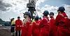 Hjelm, frakk og vernebriller er påbudt inne på smelteverket til Eramet i Sauda, selv for de unge politikerne Industri Energi Ung tok med seg for å vise viktigheten av industrien. Nærmest kameraet ser du Tyra Felberg Valle fra Rød Ungdom.