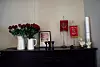 SYMBOLER: Røde roser og røde gjenstander går igjen i huset.