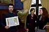 PRISVINNER: Fotograf i LO-Aktuelt, Tri Ngyuen Dinh, fikk årets LOFF-pris og pris for beste foto under årets utdeling torsdag. i midten sekretær i LOFF-juryen Sidsel Hjelme, Fagbladet og jurymedlem Linda Engelberth, fotograf i Klassekampen.