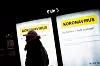 PÅMINNELSER: Overalt i sentrum blir mennesker påminnet om utbruddet og å holde avstand.