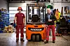 I LÆRE: På veien til fagbrevet som industrimekaniker, lærte Ludvig Karlstad (22) alt han kan om reaktorpumper av Oskar Raymond Eriksen (86).