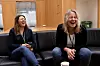 Så glad blir man av å bade i kaldt vann sammen. Monica Brandsrud (t.v) og Ingunn Kvivik deler også kontor.