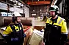 Lara Thorsø tror psykisk helse ofte er tabubelagt fordi mange ikke helt vet hvordan de skal snakke om det. Hun jobber ved bedriftshelsetjenesten ved Aker Solution. Her i en verkstedhall sammen med Kenneth Hernes.
