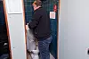 MØKKAVANN: Etter å ha renset maskinen som vasker og oljer banene, heller Per Einar Walstad det skitne vannet i personaldoen.