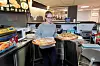 SEVERING: Til Centrum Bowling kommer alt fra idrettsutøvere til studenter, pensjonister og skoleklasser. Her serverer Grethe Walstad Fosseide pizza til skoleelever.
