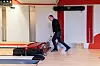 IDRETTSFAG: Mengden olje på banen bestemmer vanskelighetsgraden på spillet. Preppe-jobben gjøres med en helautomatisk maskin til 300.000 kroner.