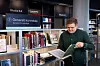 SKJULTE SKATTER: Gaute Børstad Skjervø kan ofte gå hyllelangs på Deichman bibliotek og se hva han finner. Som her: En bok med gamle avistegninger.