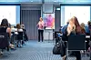 Astrid Lauritsen er mentaltrener og coach, og innledet en åpen samtale om hersketeknikker. Noen av kvinnene i salen delte noen skrekkeksempler.