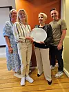 HEDERSGAVE: Hjørdis Henriksen (nummer to fra høyre) med hedersgaven hun ble tildelt på årsmøtet. De andre er fra venstre, forbundssekretær Hanne Lise Fahsing, Monica Derbakk og Esben Smistad, leder i IKT Bransjens Fagforening.
