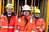 Rio Palmgren Nilsen (19) (i midten) på byggeplassen sammen med lærerne  Per-Johan Heierstad (til venstre) og Sjur Alvsåker.