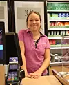 Elsa Lindberg Håberg liker godt jobben på Narvesen, som var travel da Dagsavisen kom innom.
