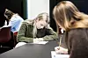 Etter at studentene har prøvd ut VR-brillene skal de notere seg noen refleksjoner individuelt før de deler erfaringene med hverandre. Her sitter Johanne Signora Vege (24).