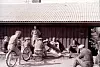 MATPAUSE: Her inntas matpakka i solveggen. Sommeren 1954.