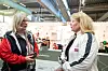 Benedikte Sterner og Trude Tinnlund i samtale mens elektriker Thomas Christensen jobber i bakgrunnen.