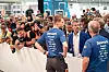 Kong Fredrik X var innom, og da ble det mye oppstyr. Her snakker han med danskenes elektriker mens ivrige fotografer forsøker å fange øyeblikket.
