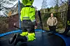 – Privatlivet til utviklingshemmede inkluderer andre, det er så lite de får til selv. Så da blir omgivelsene vitne til og deltakere i deres mest private, og slik sett blir det viktig å vise fram, mener forfatteren Olaug Nilssen.