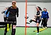 MANGE ULIKE ØVELSER: Under trening byr treneren på mange ulike øvelser. Her har Tanja Jade Lune Olsen løpt stegvis gjennom en stige og skal så prøve å skyte treffsikkert mot en medspiller.