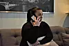 Almira bruker mye tid i telefonen, hvor hun daglig snakker med andre permitterte medlemmer. Det er tydelig at samtalene går inn på henne.