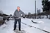 Dette er ikke skikkelig snømåking, ifølge Ulf Madsen - da må freseren frem. Uansett er nok samboer Anne glad for at han nå vil være mer tilgjengelig når snø eller gress skal flyttes eller kuttes.