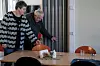 Alle de ansatte ved bo- og mestringssenteret kan ledsagerteknikk. Hege Lund Johansen, daglig leder og vernepleier, leder her Åge Andersen til plassen hans ved spisebordet. Beboerne trenger som regel en til å ledsage seg når de skal ut og gå.