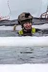 PANIKK: Emilie prøver å svømme under isflakene, og blir så redd at de militære lederne siden stiller spørsmål ved om hun hadde et panikkanfall.