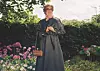 STOLT: Mormor Eva er også stolt. Her er hun modell for den grønne trenchcoaten Ingri har designet. (Foto:Tekla Lou Fure Brandsæter)