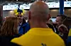 Svenske supportere med litt stilig supporter-utstyr.