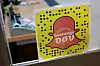 HVERDAGSDØV: På kontoret til Norges Døveforbund henger dette bilde av Snapchat-kanalen «Hverdagsdøv». Gjennom kanalen deler en gjeng unge, døve kvinner gleder, sorger og kunnskap fra sin egen hverdag.