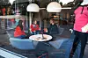 UANMELDTE BESØK: Tanita Grønnli Kristiansen og Helle Eriksson patruljerer for Arbeidsmandsforbundet og LO på treningssentre i Oslo sentrum denne uka. Her snakker de med en ung  treningsinstruktør og resepsjonist.