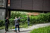 Arbeidslederne Stein Robert Nygård og Vidar Andersen gir instrukser på trimming av hekk på Ullevål sykehus.