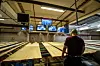 SAMSPILL: Tømmerstokkene blir til plank og bord når de går gjennom sagen hos Moelven Våler. Mye styres av moderne teknologi, men den menneskelige faktoren må også være med for å sikre kvaliteten.