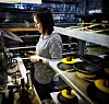 HÅNDLAGET: Mai Nguyen er en av dem som setter sammen de ulike delene i høyttalerelementet. Det gjøres stort sett for hånd.