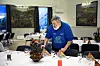 HJELPER TIL: Styreleder Rune Sletner er med og dekker bord til 100-års festen.