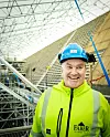 HØYT: Tom Kleppe og hans lag jobber for tiden med taket.