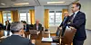 STARTSKUDDET HAR GÅTT: Riksmekler Mats Ruland (nærmest) og kollega Richard Saue skal prøve å få partene i statsoppgjøret til å inngå en avtale i løpet av de neste døgnene. LO Stat-leder Egil André Aas sitter med ryggen til, tvers overfor statens forhandlingsleder Gisle Norheim.