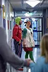 PÅ AVSTAND: Noen barn nærmer seg forsiktig, med et godt tak i pappa eller mammas hånd. Klovnene Bella og Coco tuller seg i mellom og nærmer seg langsomt.