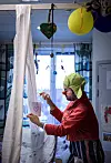 ROTER: En langtidspasient er i sykehus-barnehagen når de kommer på besøk. De har lovt å rote på rommet. Klovnene legger igjen kort, tegner og henger opp plastremser over senga. En liten overrasskelse til den lille jenta.