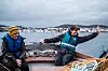 Vernepleier Per Gunnufsen Brandal styrer skuta mens Jonas venter (litt utålmodig) på å få ut fiskesnøret.